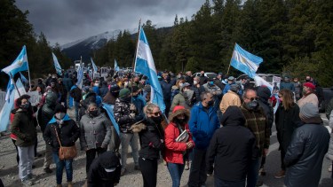 Varias personas llegaron esta tarde de sábado portando banderas argentinas hasta el punto en la ruta nacional 40 Sur, donde se hizo la manifestación. (foto Marcelo Martínez)