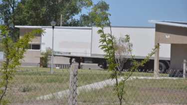 Frente a la saturación de los hornos crematorios, en el DUAM se instalaron camiones refrigerados para alojar cuerpos.