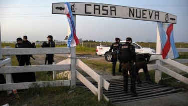 Personal policial guarda el ingreso al campo, para evitar que haya mayores movimientos en la propiedad.-