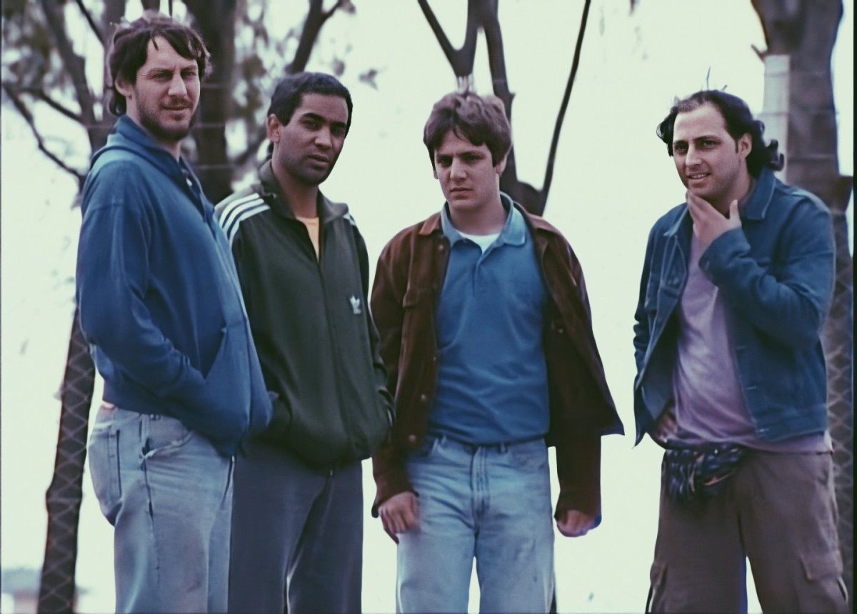Aquellos ocupas de “Okupas”. El Chiqui (Franco Tirri), el Pollo (Diego Alonso), Ricardo (Rodrigo de la Serna) y Walter (Ariel Staltari). 