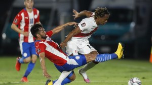 El impactante codazo de Carlos Zambrano en Paraguay-Perú