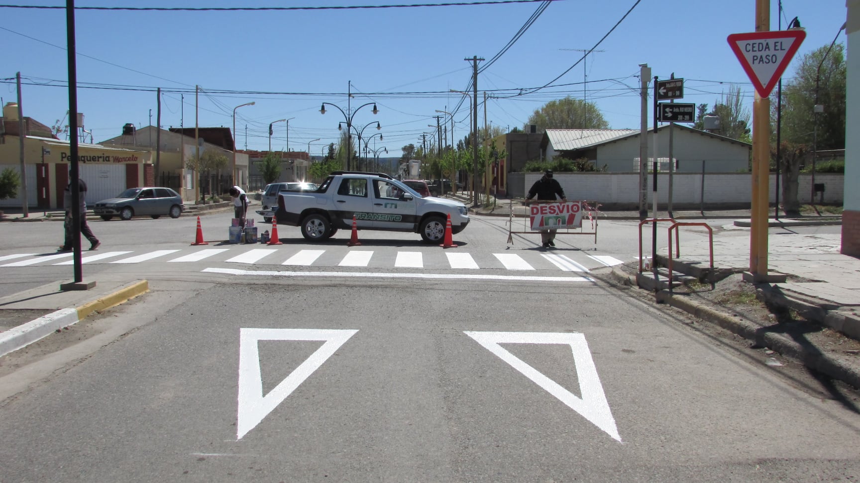 Municipio realizó el pintado de sendas peatonales en la esquina de Río Negro y Perón. (Foto Gentileza)