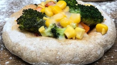 Manos a la masa para estas pizzetas integrales con verduras
