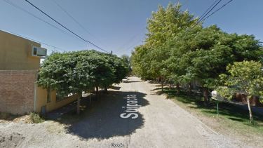 Pino Vinet fue baleado en la calle Suipacha, entre Salta y Zabaleta de Plottier. (Google Street View)