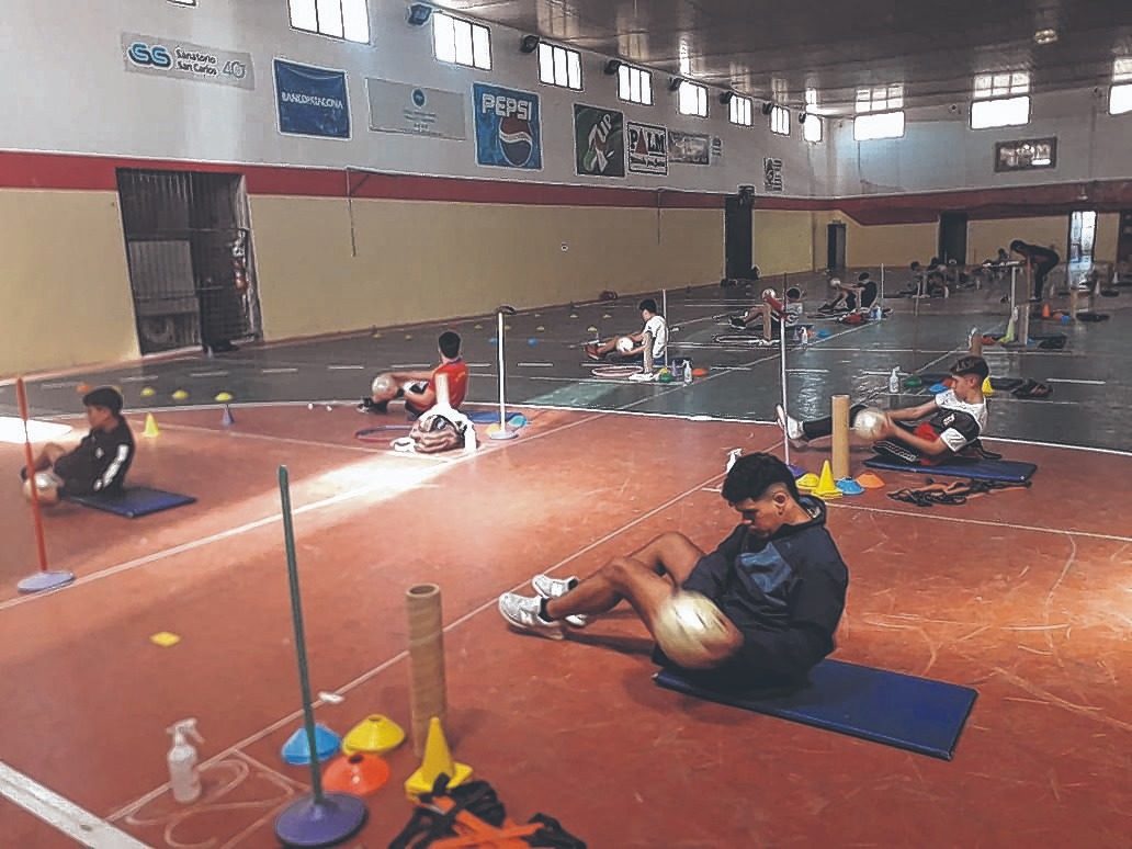 Diez secundarias de Bariloche no cuentan con gimnasio propio y deben apelar a otros espacios para las clases de Educación Física. Archivo