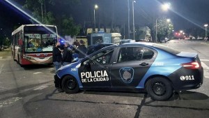 Una policía mató a un chico de 15 años que subió a robar a un colectivo