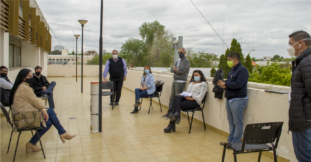 La reunión entre directivos de hospitales y funcionarios se realizó el terraza del municipio reginense. (Foto gentileza)