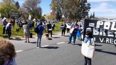 Agrupaciones gremiales y sociales protestaron en la rotonda de ingreso a Regina. (Foto Pablo Accinelli)