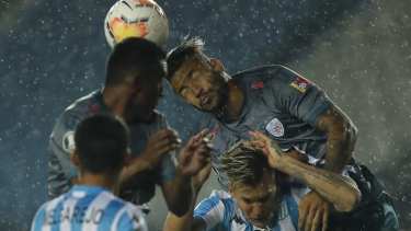 Duro partido para la Academia bajo la lluvia en el Cilindro.