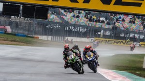 Mercado se cayó en la largada y abandonó en el Superbike