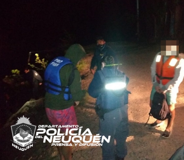 Tres hombres quedaron varados en una isla sobre el Limay, en Plottier, tras sufrir un accidente en kayak. (Foto: Gentileza).