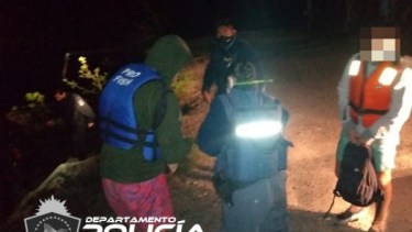 Tres hombres quedaron varados en una isla sobre el Limay, en Plottier, tras sufrir un accidente en kayak. (Foto: Gentileza).