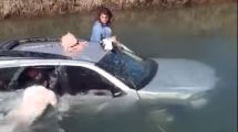 Imagen de Video: así rescataron a una familia que cayó a un canal de riego en Cipolletti