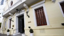 Imagen de Viedma: por casos de coronavirus, desinfectan la Casa de Gobierno y sus dependencias