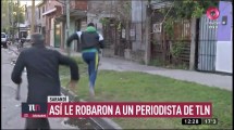 Imagen de Le robaron el celular en vivo a un periodista de Canal Nueve
