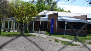 Cortarán un puente para reclamar la renovación de equipos técnicos en la Facultad de Roca