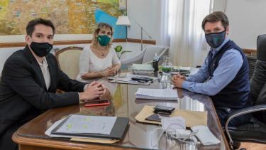 El Ministro de Gobierno, Rodrigo Buteler, junto a la directora de Comisones de Fomento, Silvia Izquierdo y al Director de Municipios, Agustín Ríos.  Foto: Gentileza. 