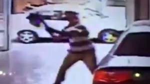 Video: Entró furioso a una concesionaria y destrozó con un hacha un Audi
