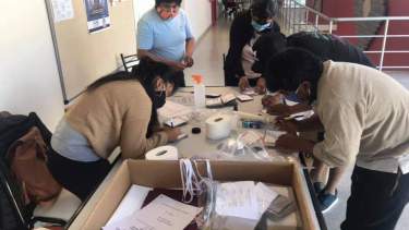 Más de 1000 personas votan en Viedma en la elección presidencial de Bolivia