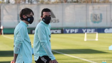 Scaloni y Placente. Entrenador y uno de los ayudantes del cuerpo técnico de la selección mayor. 