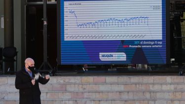 El jefe de Gabinete Sebastián González cuando expuso el nivel de contagios en la ciudad de Neuquén. (Neuquén Informa)