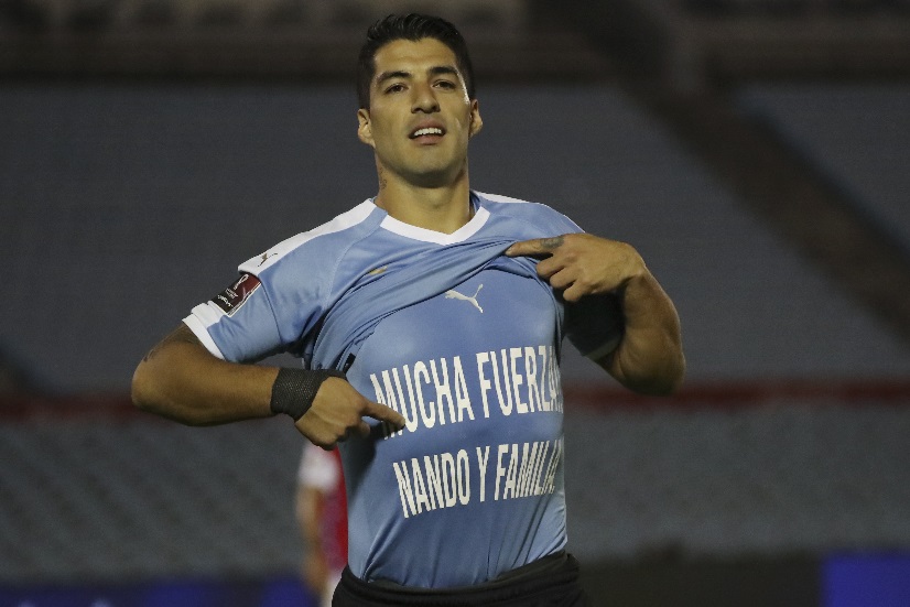 El pistolero Luis Suárez festeja el primer tanto de la noche para Uruguay, que le ganó a Chile. 