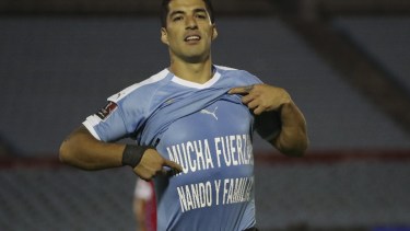 El pistolero Luis Suárez festeja el primer tanto de la noche para Uruguay, que le ganó a Chile. 