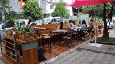 Los espacios ampliarán las veredas para dar mayor espacio de atención a los bares del centro de San Martín de los Andes. (Foto: Gentileza)