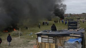 Protesta en una toma de Roca ante el posible desalojo