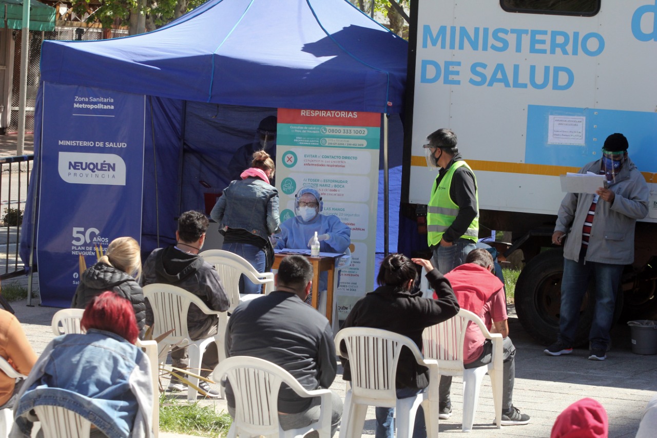 Todos los días, el trailer del operativo Detectar instalado en el monumento a San Martín luce con gran cantidad de gente a la espera de realizarse el hisopado. (Foto: Oscar Livera)
