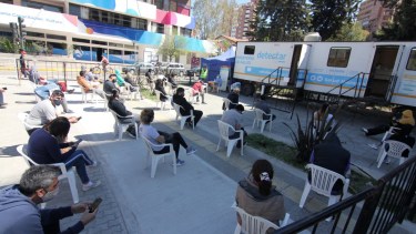 Todos los días, el trailer del operativo Detectar instalado en el monumento a San Martín luce con gran cantidad de gente a la espera de realizarse el hisopado. (Foto: Oscar Livera)
