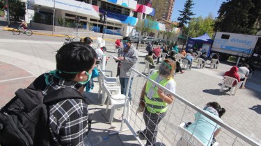 Todos los días, el trailer del operativo Detectar instalado en el monumento a San Martín luce con gran cantidad de gente a la espera de realizarse el hisopado. (Foto: Oscar Livera)