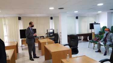 Terán, a la derecha, y el secretario del jury, Andrés Triemstra, en la previa del sorteo. (Gentileza)