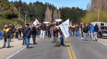 Imagen de Choferes de colectivos cortan la ruta nacional 40 en el ingreso a Bariloche