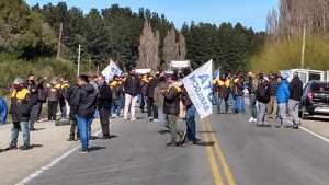 Choferes de colectivos cortan la ruta nacional 40 en el ingreso a Bariloche