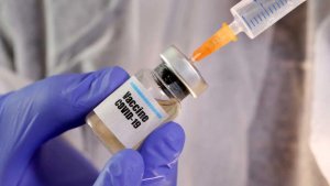 Murió un voluntario que testeaba la vacuna de Oxford contra el coronavirus
