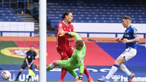 Le rompieron los ligamentos y no cobraron ni falta en la Premier League