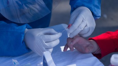 El fin de semana que pasó se realizaron hisopados y controles en la Costanera viedmense. Foto: Pablo Leguizamon