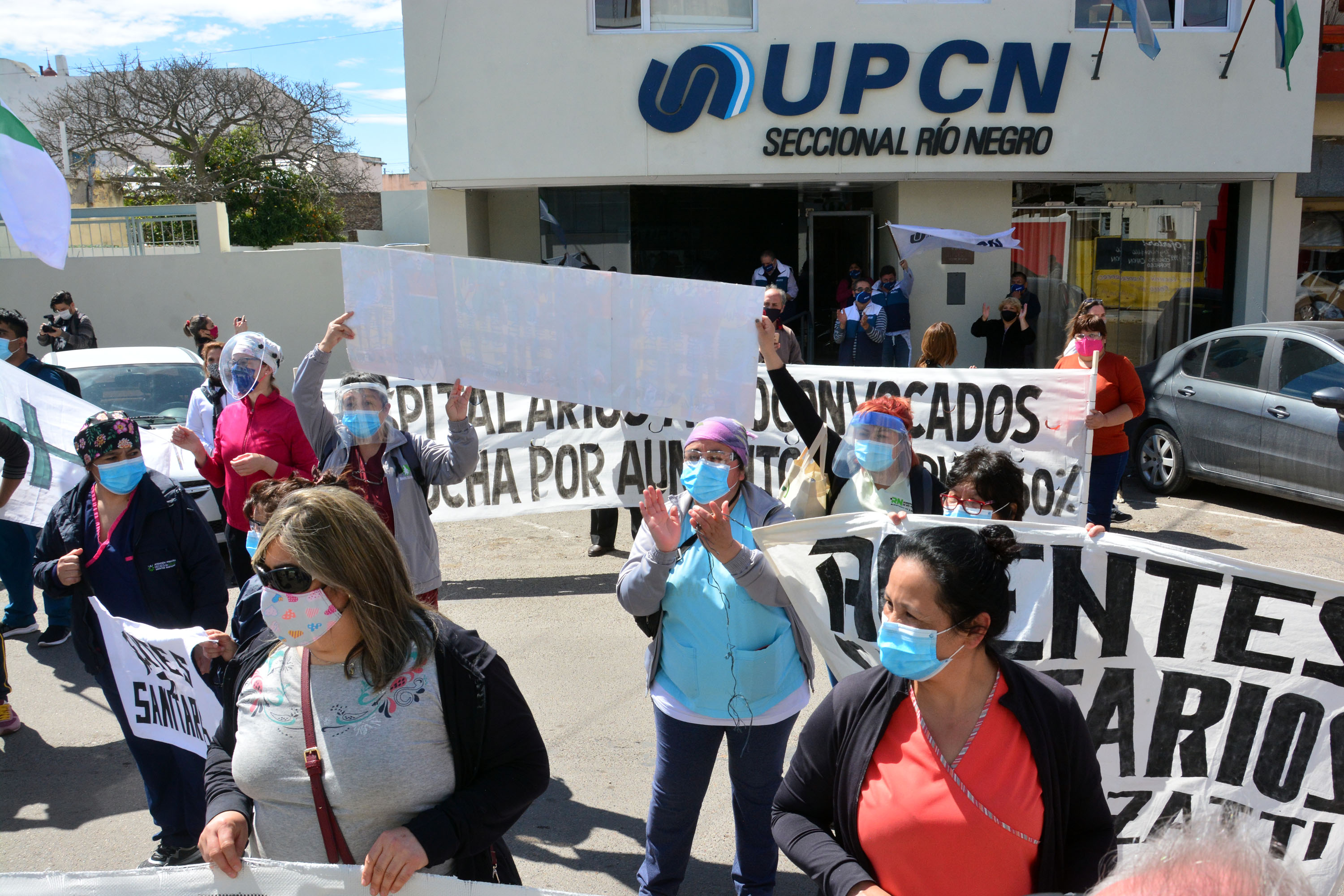 Los hospitalarios marcharon el jueves en Viedma. Foto : Marcelo Ochoa