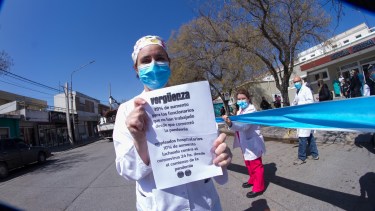 La marcha de los trabajadores de la salud el lunes por la mañana en la capital rionegrina. Foto: Pablo Leguizamón.
