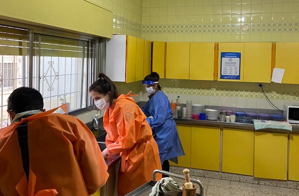 Personas recuperadas de coronavirus colaboran en el hogar de adultos mayores que atraviesa un brote de contagios en Neuquén (Foto: gentileza)