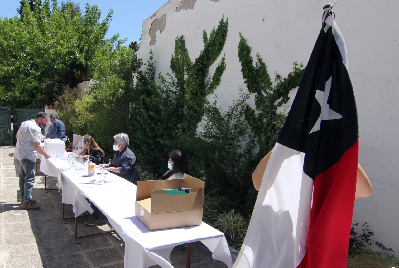En el Consulado de Chile en Bariloche, al igual que en otros del país, los inscriptos en el padrón podrán votar por el "Apruebo" o "Rechazo" de la Nueva Constitución. Archivo