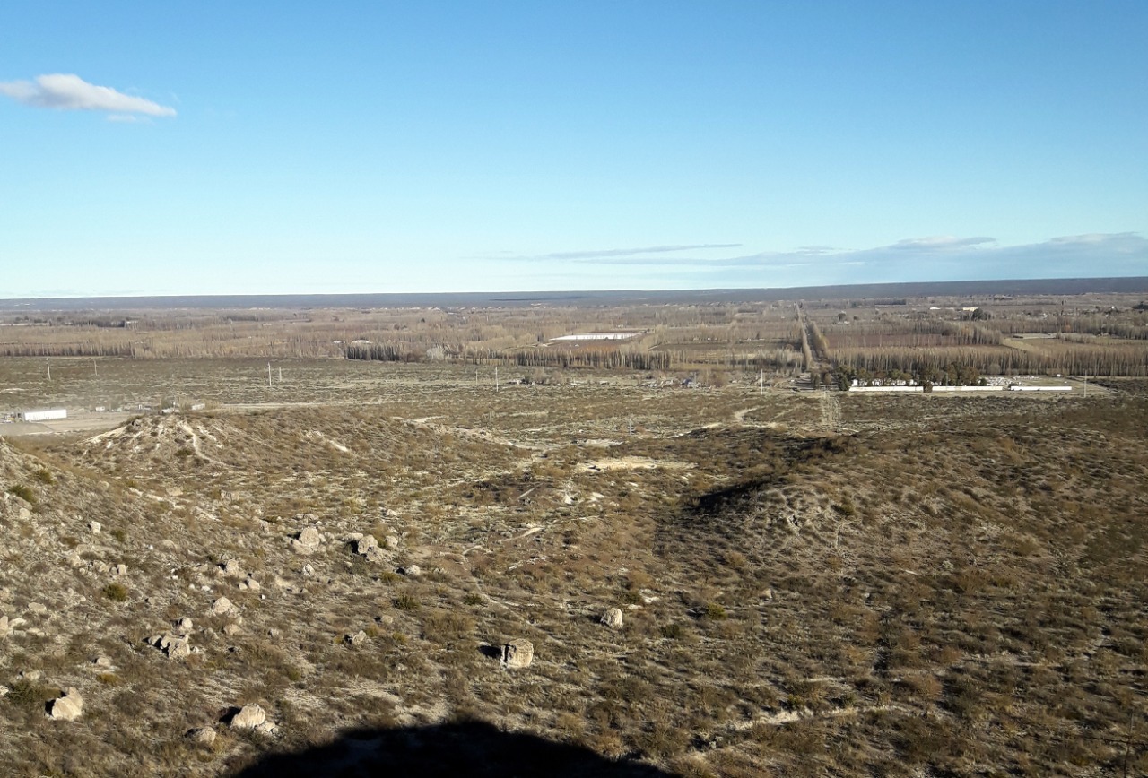 En la zona de bardas al norte de Huergo se encontraron restos humanos. (Fotos Néstor Salas)
