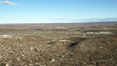 En la zona de bardas al norte de Huergo se encontraron restos humanos. (Fotos Néstor Salas)
