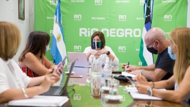 La gobernadora encabezó la reunión tras dar negativo de covid-19 y pasar por unos días de aislamiento por contacto estrecho . Foto Gentileza