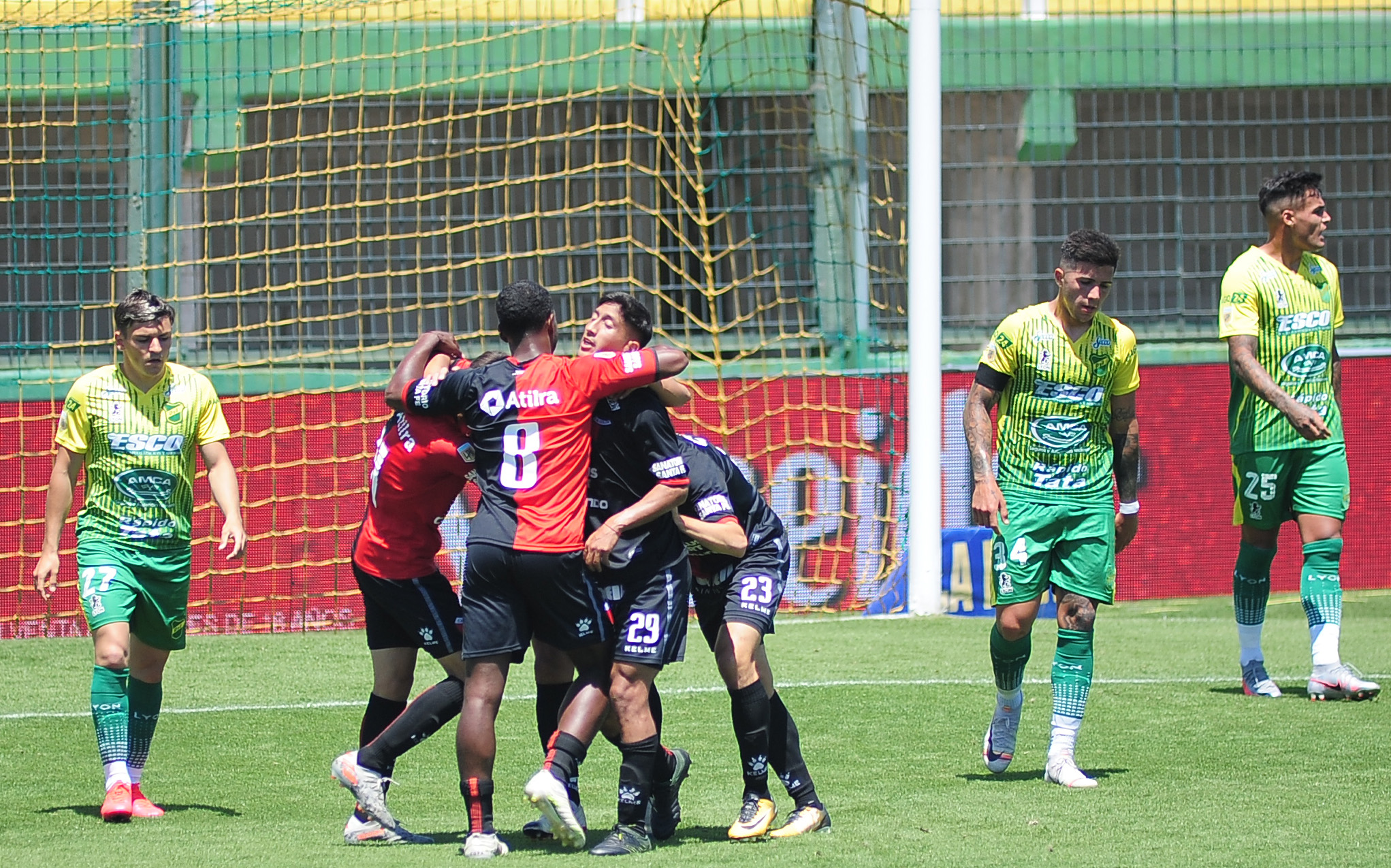 Colón goleó 3-0 a Defensa en Florencio Varela, en un encuentro por la Zona 2 de la Copa Liga Profesional de Fútbol (LPF). Foto: Jorge Baraballe/Pool Argra.
