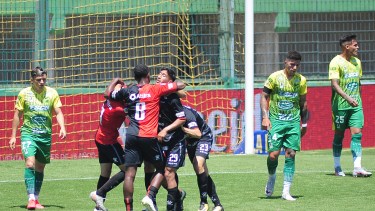 Colón goleó 3-0 a Defensa en Florencio Varela, en un encuentro por la Zona 2 de la Copa Liga Profesional de Fútbol (LPF). Foto: Jorge Baraballe/Pool Argra.