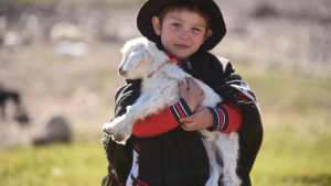 Joaco se reencontró con su caballo Piñonero y los chivitos del norte neuquino