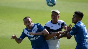 Vélez le sacó el triunfo de la boca al Lobo en el Bosque platense. Mirá los goles