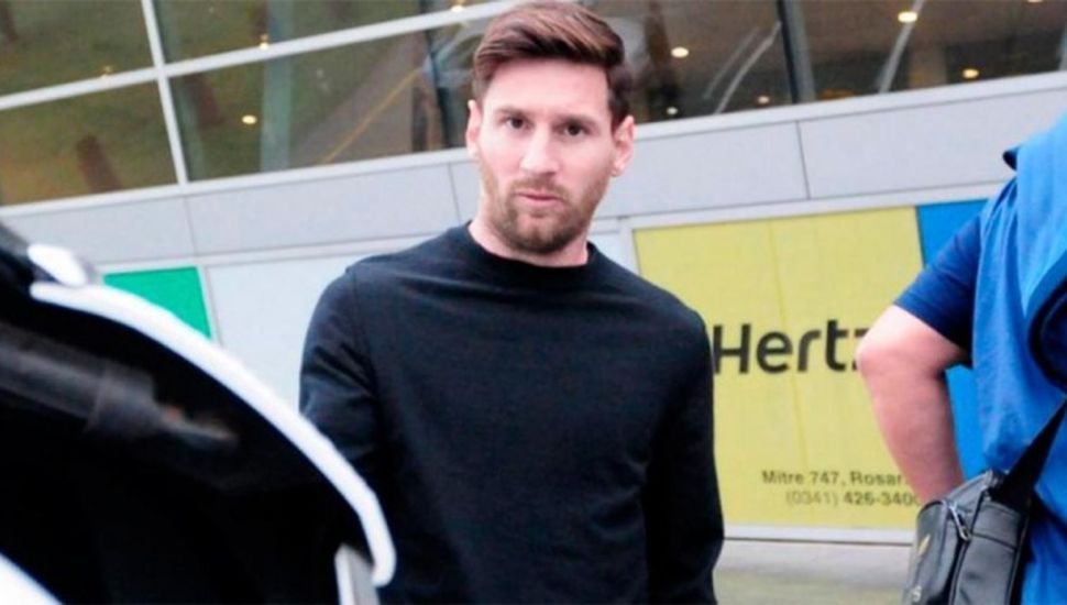 Lionel Messi, acompañado por Ángel Di María y Leandro Paredes, llegó esta mañana en su avión al aeropuerto de Ezeiza. Gentileza.
